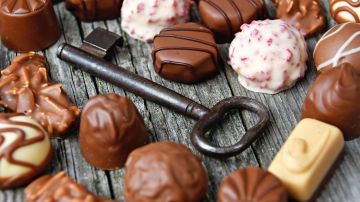 El chocolate debe de contener al menos un 10% de su composición en masa de cacao natural, las mejores variantes para la salud son aquellas que contienen porcentajes altos de cacao, poca manteca y azúcar.