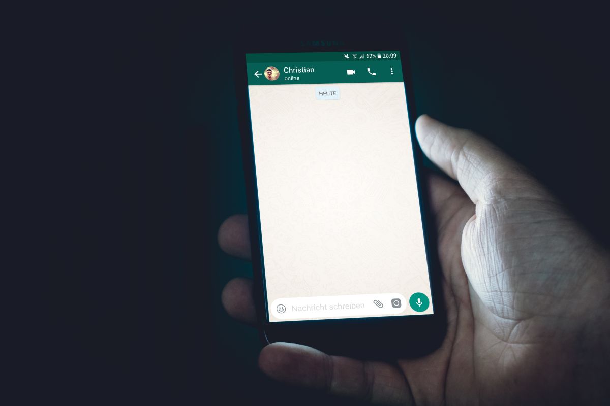 El "modo oscuro" de WhatsApp ayudará a ahorrar batería en algunos teléfonos.