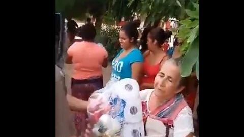 Repartición de despensa por parte del CJNG.