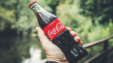 Esto no es producto de tu imaginación, el sabor de la Coca–Cola o cualquier otro refresco, tiende a cambiar dependiendo del envase.