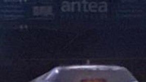 Auto entra en la estación de tren por una de las vías y provoca su cierre.