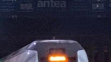 Auto entra en la estación de tren por una de las vías y provoca su cierre.