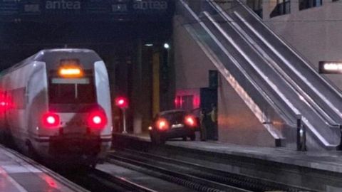 Auto entra en la estación de tren por una de las vías y provoca su cierre.