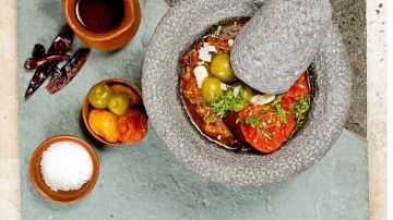 En toda la República mexicana existen diferentes técnicas de preparación para las salsas, entre las que destacan las versiones crudas, asadas, molidas y con el tradicional molcajete.