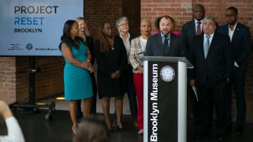 El presidente del Concejo Municipal Corey Johnson, junto al fiscal de Brooklyn  Eric González (der.), durante el anuncio de la expansión de ‘Project Reset’.