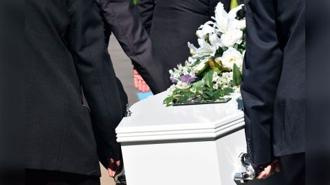 Puedes comprarlo a través de internet y probablemente a un precio más económica que en la funeraria promedio.