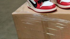 Los zapatos venían escondidos en un contenedor que decía "Servilletas".