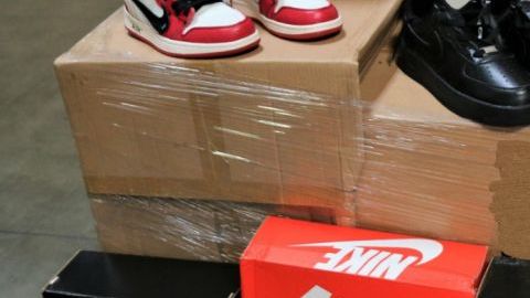 Los zapatos venían escondidos en un contenedor que decía "Servilletas".
