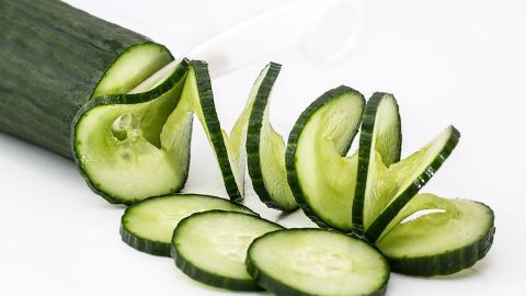 Realizar cambios en los hábitos alimenticios es de gran ayuda, evita el consumo de alimentos ricos en sodio, realiza actividad física regularmente y consume bebidas diuréticas naturales.