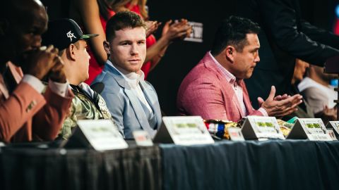 La tensión entre Álvarez y De la Hoya fue evidente el miércoles.