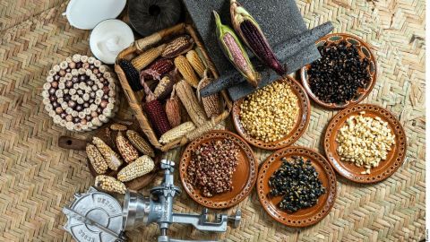 La mayoría de los ingredientes más populares en México, son originarios de Mesoamérica y son la base de suculentos platillos que forman parte indispensable de la gastronomía mexicana.