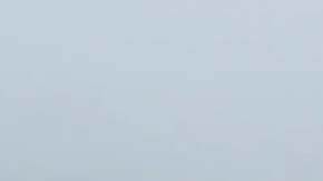 Debido a la nieve, el transito de vehículos se complica en Denver, Colorado.