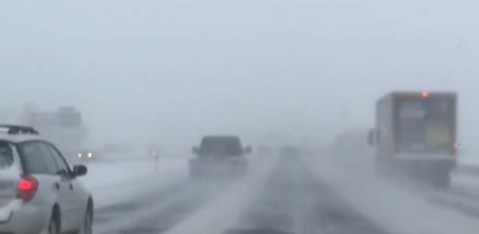 Debido a la nieve, el transito de vehículos se complica en Denver, Colorado.