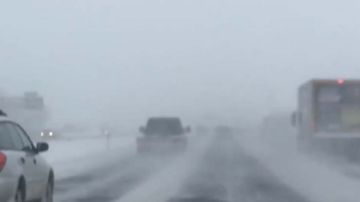 Debido a la nieve, el transito de vehículos se complica en Denver, Colorado.