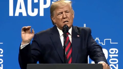 El presidente Trump participó en la conferencia de jefes policiacos.
