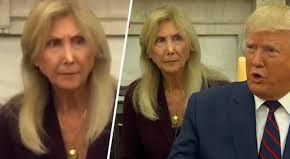 Traductora italiana no da crédito a las palabras de Donald Trump.