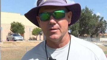 El entrenador Jeff Robbins, quien dirige al equipo de fútbol americano de la Escuela Preparatoria Warren, fue suspendido.