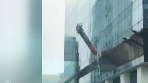 Los trabajadores estuvieron a cinco pisos de su muerte.