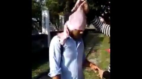 Jamás pensó ver a su mujer y a su amante juntas.