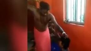 Con un palo, el sacerdote le dio una brutal golpiza a una mujer supuestamente "poseída".