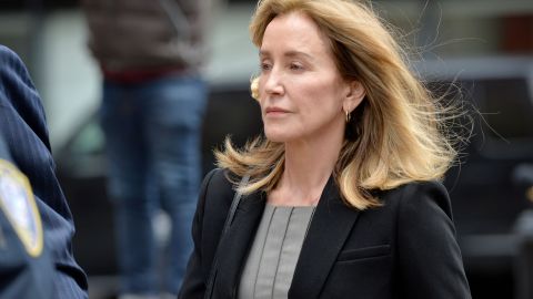 La actriz Felicity Huffman es escoltada por la policía a la corte.