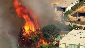 Fuertes incendios siguen azotando al sur de California.