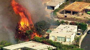 Fuertes incendios siguen azotando al sur de California.