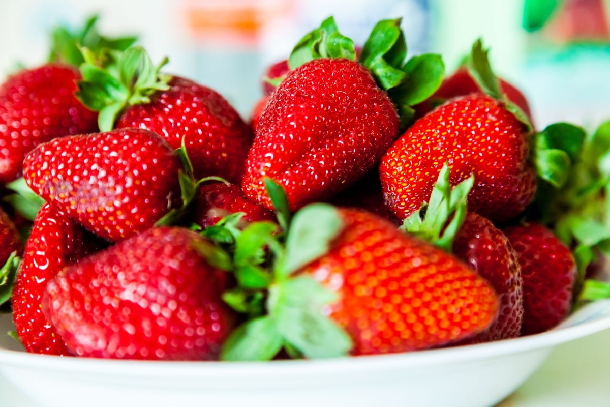 El contenido en vitamina C de las fresas las vuelve un alimento perfecto para tratar resfriados, gripes y catarros. Su consumo habitual es un potente refuerzo para el sistema inmunológico.