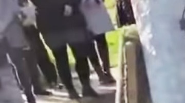 Ya la urna había descendido al hueco en la tierra