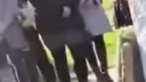 Ya la urna había descendido al hueco en la tierra