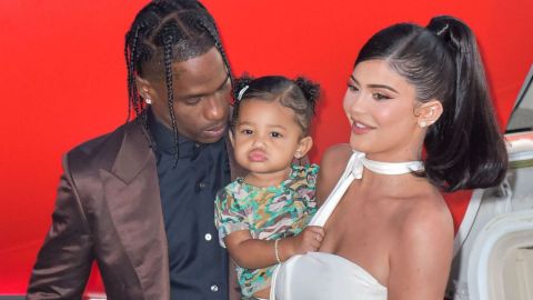 Travis Scott y Kylie Jenner con su hija Stormi