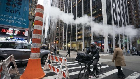 Peatones y ciclistas enfrentan temperaturas muy frías en NY.