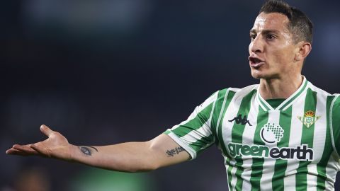 El mexicano del Betis dijo que no les puede ayudar mucho.