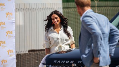 El Príncipe Harry, Duque de Sussex y Meghan, Duquesa de Sussex de Gran Bretaña llegan al Centro de Servicios de Empleo Juvenil en el municipio de Tembisa, Johannesburgo, el 2 de octubre de 2019.