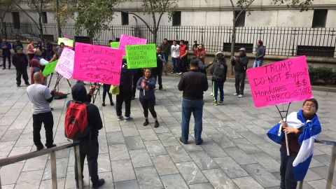 Protesta contra el presidente de Honduras fuera del tribunal federal de Manhattan, donde su hermano "Tony" Hernández es juzgado.