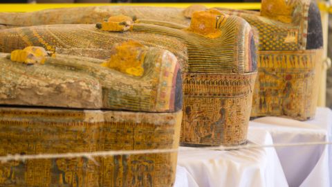 Egipto reveló hoy un raro tesoro de 30 ataúdes conservados por milenios en el Valle de los eEyes en Luxor.