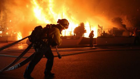 Los fuertes vientos aumentan el riesgo de incendios en California.