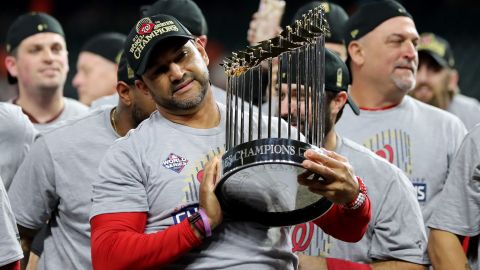 Dave Martinez igualó la hazaña de su paisano Alex Cora y segundo año consecutivo un manager boricua gana la Serie Mundial.