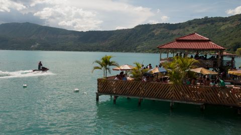 Se sugiere a los viajeros que visiten El Salvador utilizar servicios turísticos certificados.