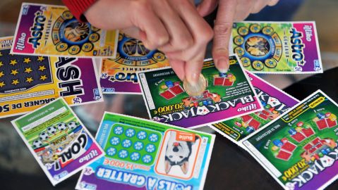 La forma en cómo rasca los boletos, dice, fue la clave para ganar.