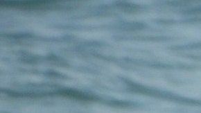 Fotografía de archivo de un grupo de migrantes navegando por el mar Mediterráneo.