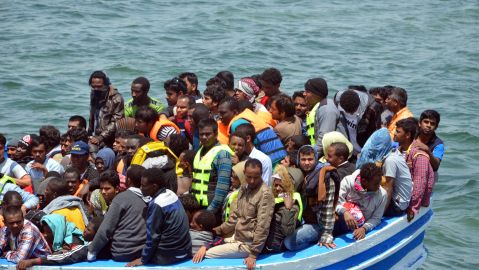 Fotografía de archivo de un grupo de migrantes navegando por el mar Mediterráneo.