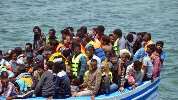 Fotografía de archivo de un grupo de migrantes navegando por el mar Mediterráneo.