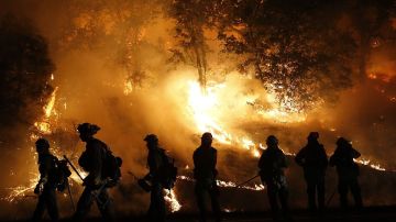 Los bomberos combaten un peligroso fuego en el Valle San Fernando. Archivo