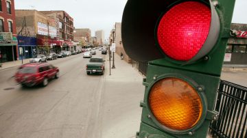 Un conductor puso en peligro a una familia por no respetar la luz roja.