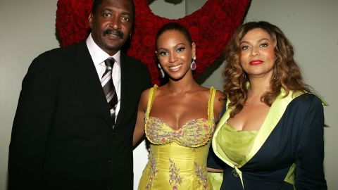 Beyoncé con su padre Matthew y su madre Tina