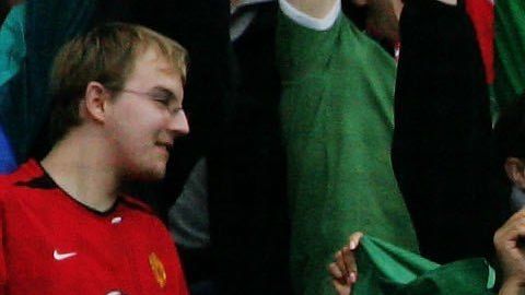 Los aficionados no ofendieron al portero rival.