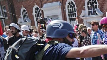 Supremacistas blancos chocan contra la policía en Charlottesville, Virginia.