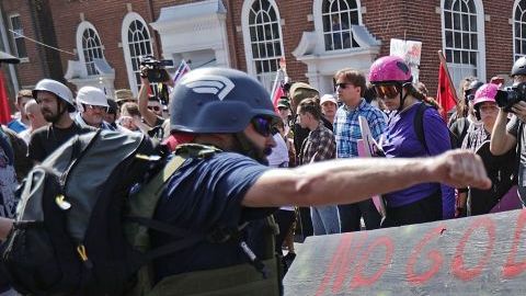 Supremacistas blancos chocan contra la policía en Charlottesville, Virginia.