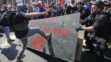 Supremacistas blancos chocan contra la policía en Charlottesville, Virginia.